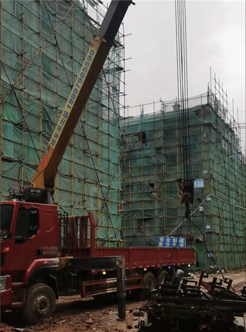 乌什县“慢工细活”—— 吊车的 “微动控制” 技术